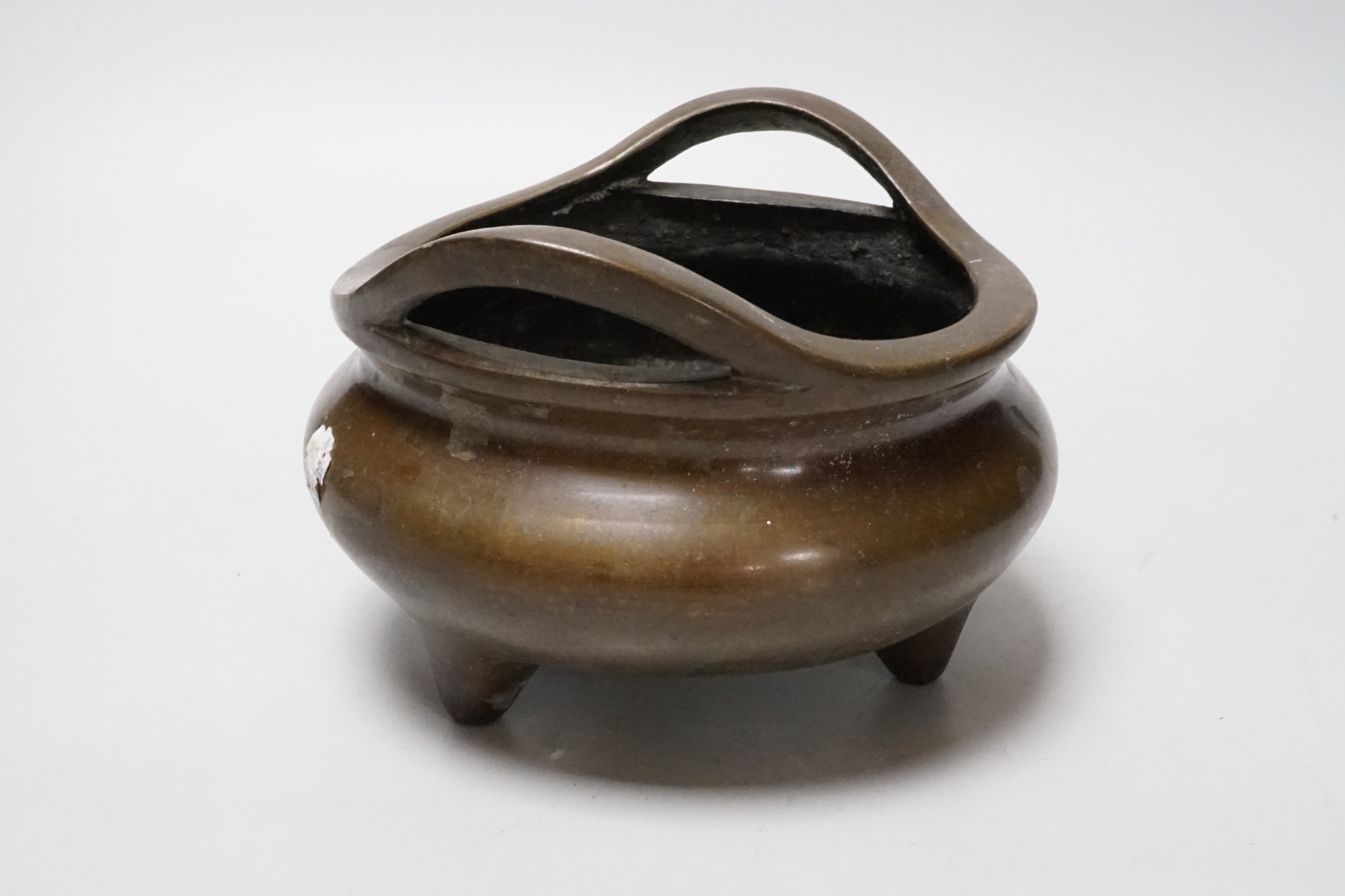 A Chinese bronze censer, 15cm wide